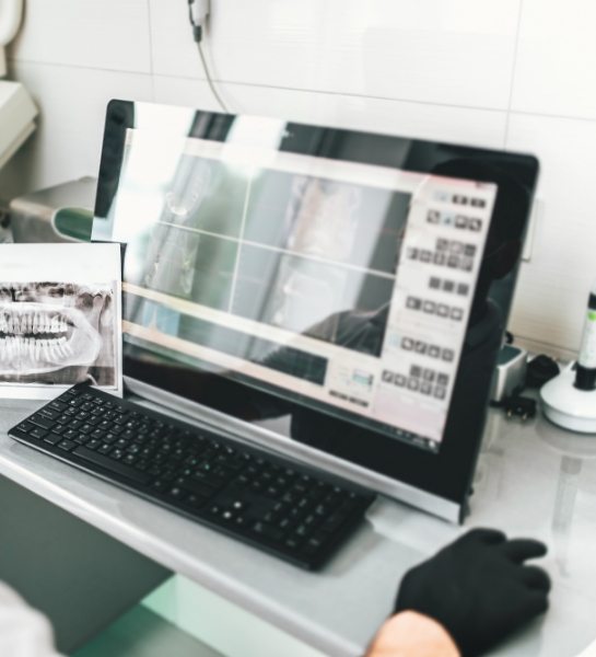 Dentist using cavity detection system